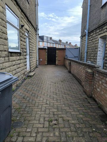 3 bedroom semi-detached house to rent - Photo 3