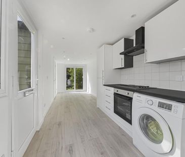 5 bed detached bungalow to rent in Charminster Road, Worcester Park... - Photo 3