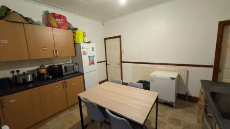 Room 3, Lucas Street, Woodhouse, Leeds, LS6 2JD - Photo 2