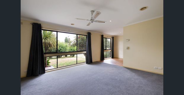 Easy living and perfectly located in popular Strathdale. - Photo 1