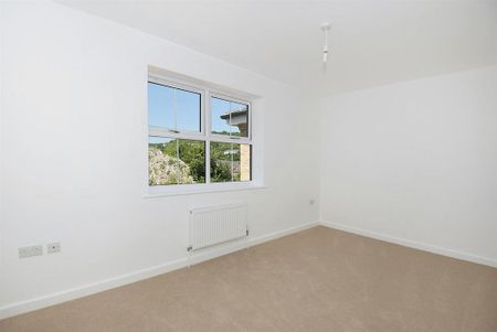 3 bedroom end of terrace house to rent - Photo 3