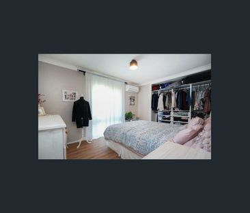 Gorgeous Family Home with A/C, Multiple Living Areas, Huge Workshop... - Photo 5