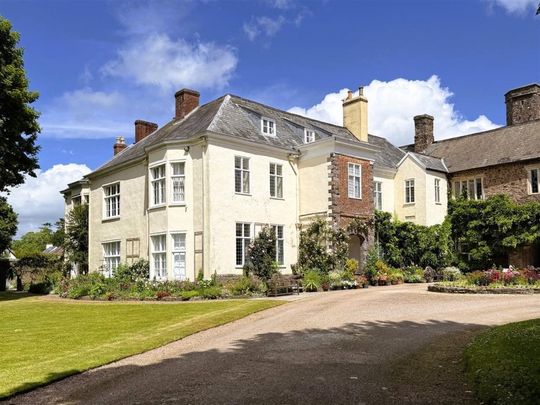 Tiverton Castle - Photo 1