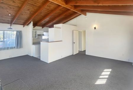 Bucklands Beach - 4 Bedoom Home Zone for Macleans College - Photo 2