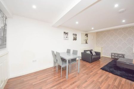 2 bedroom mews to rent - Photo 5