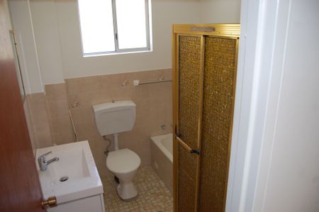 2 Bedroom Apartment + Lock Up Garage! In Ideal Location! - Photo 4