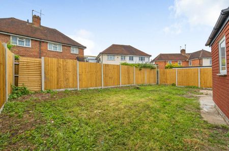 3 Bed Semi-Detached House, Staverton Road, RG2 - Photo 4