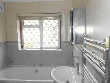 3 bedroom semi-detached house to rent - Photo 2