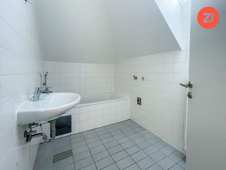 Geförderte 3- Zimmer Dachgeschoss-Wohnung inkl. Loggia und Stellplatz! Einbau einer Küche möglich - Foto 4