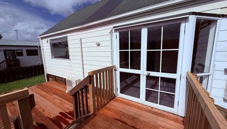 Newly renovated 3 bedroom home - Photo 3