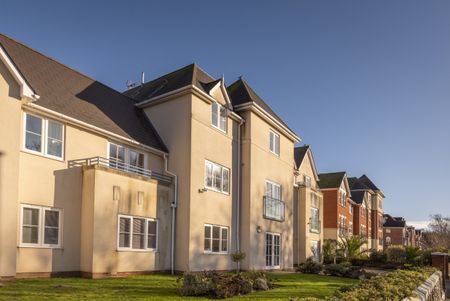 Purpose Built 1 Bedroom Top Floor Flat to Rent in Worthing - Photo 2