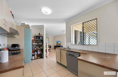 Spacious Family Comfort in Mount Louisa - Photo 5