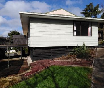 Sunny 3BR Home in Massey, Auckland - Photo 3