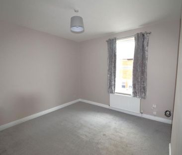 2 bedroom end of terrace house to rent - Photo 3