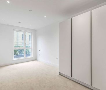 A luxury ground floor one bedroom apartment in the prestigious Teddington Riverside development. - Photo 1