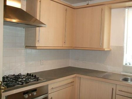 2 bedroom ground floor flat to rent - Photo 2