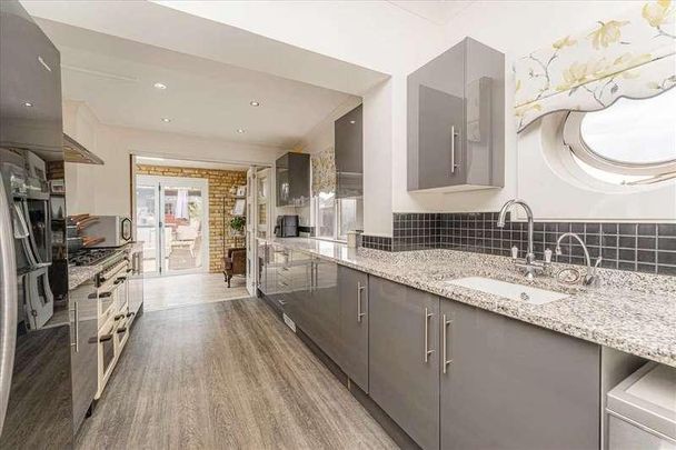 The Avenue, Hornchurch, Hornchurch, RM12 - Photo 1