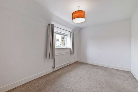 Modern family home in sought after village - Photo 4