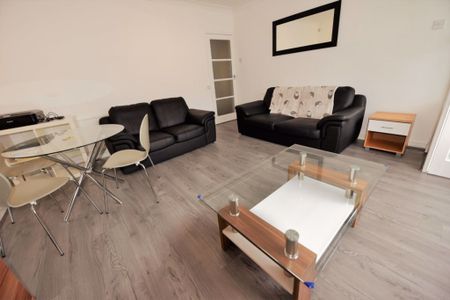 2 bedroom Flat in Ash Grove, Leeds - Photo 3