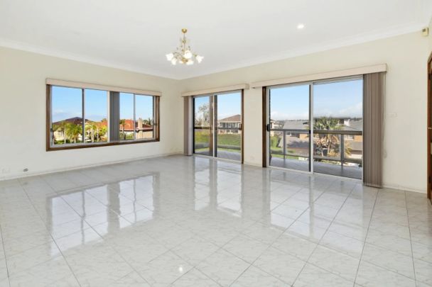 Spacious Sunlit Three Bedroom Apartment - Photo 1