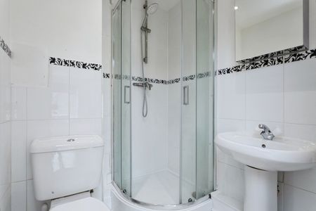 2 Bed Flat, Windmill Lane, E15 - Photo 2