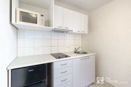 Stylish 2-Bedroom Apartment in the Heart of Melbourne - Photo 3
