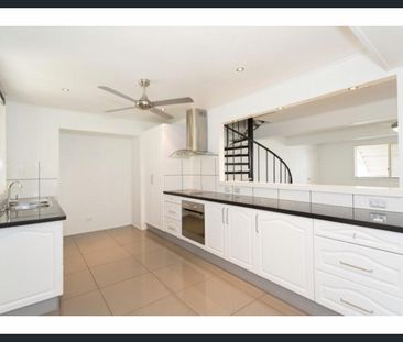 SPACIOUS & STYLISH FAMILY HOME IN THE HEART OF WANDAL - Photo 3