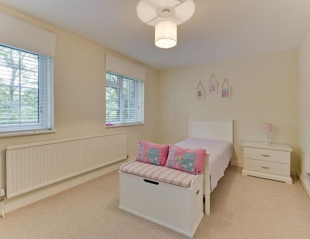 Julian Hill, Weybridge, KT13 - Photo 1