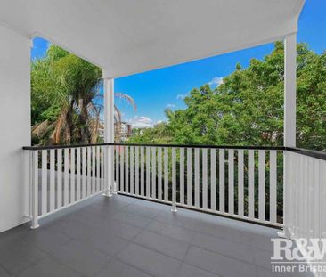 Modern Tri Level Townhouse - Photo 6