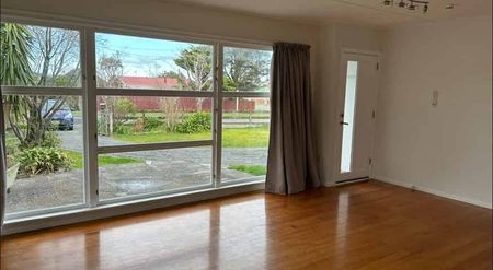 FEATHERSTON - 3 BEDROOM - Photo 2