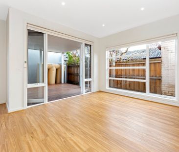 Two Storey Sun-Filled Townhouse! - Photo 3