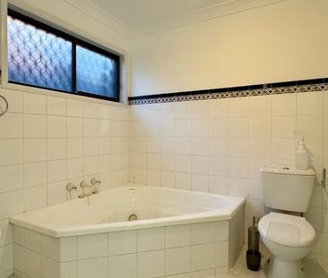 SPACIOUS FAMILY HOME! - Photo 6