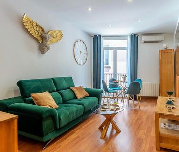 Eclectic 1-Bedroom Apartment with Balcony Near La Ramblas - Photo 2