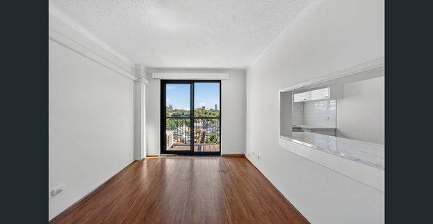 North facing top level apartment in charming leafy location - Photo 1