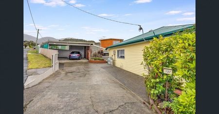 Spacious family home with outdoor undercover entertainment area - Photo 2