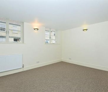 4 bedroom mews to rent - Photo 5