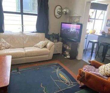 WELL PRESENTED STANDALONE 6x bedroom: - Photo 3