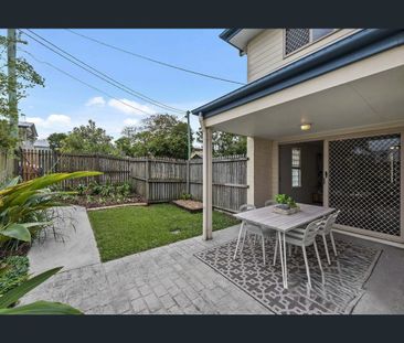 Renovated Townhouse with Private Courtyard - Photo 6