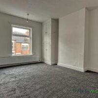 2 BEDROOM House - Mid Terrace - Photo 1