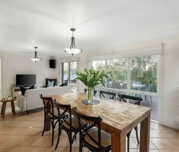 Modern 3-Bedroom House with Pool Views! - Photo 2