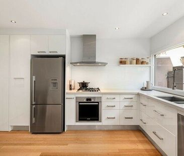 TWO BEDROOM TOWNHOUSE WITH SIX MONTH LEASE ONLY. - Photo 4