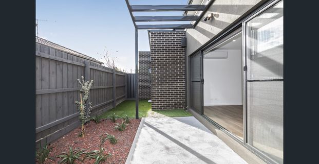 Luxury, sophisticated and low maintenance! - Photo 1