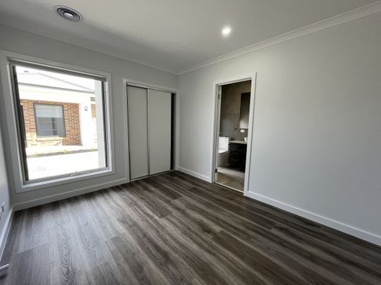3 BEDROOM TOWNHOUSE - Photo 1