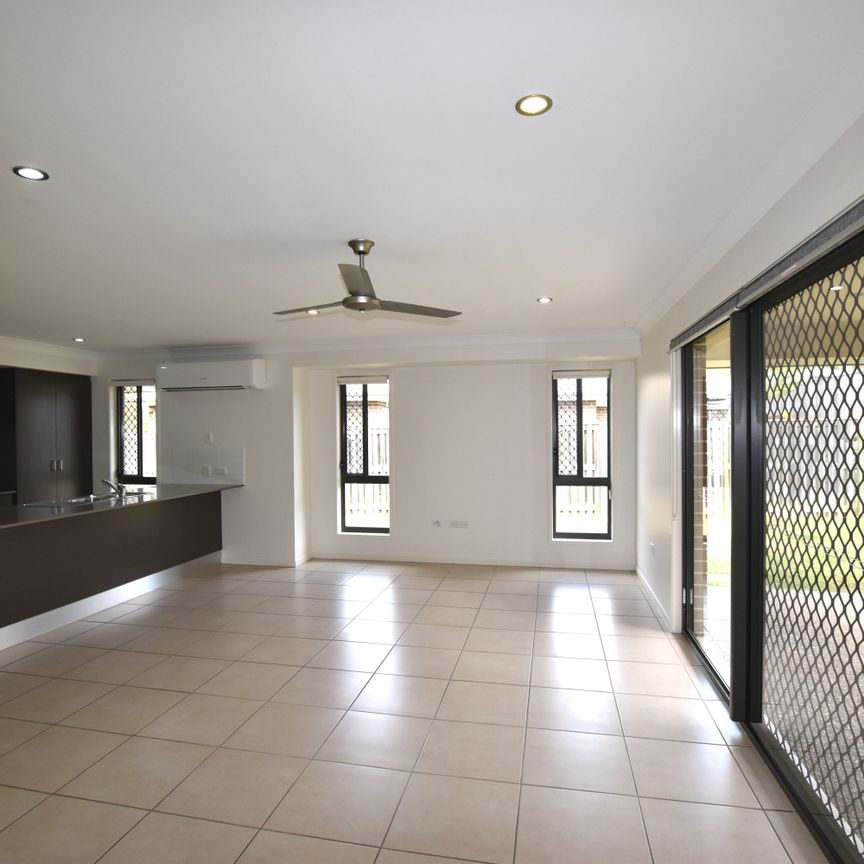 :: TOP QUALITY FOUR BEDROOM HOME OPPOSITE THE LAKE - Photo 1