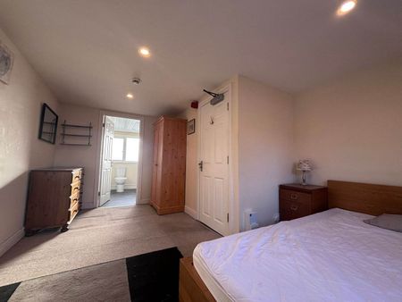 Portlands, Fairfields Avenue Bramley - Photo 3