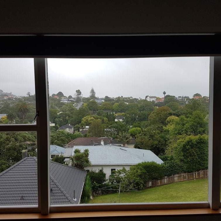 Charming 3-Bedroom Upstairs Apartment with Stunning Views in Remuera - Photo 1