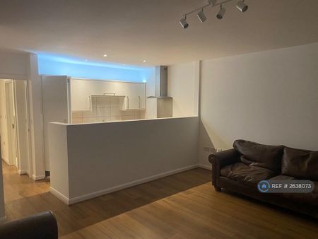 2 bedroom flat to rent - Photo 2