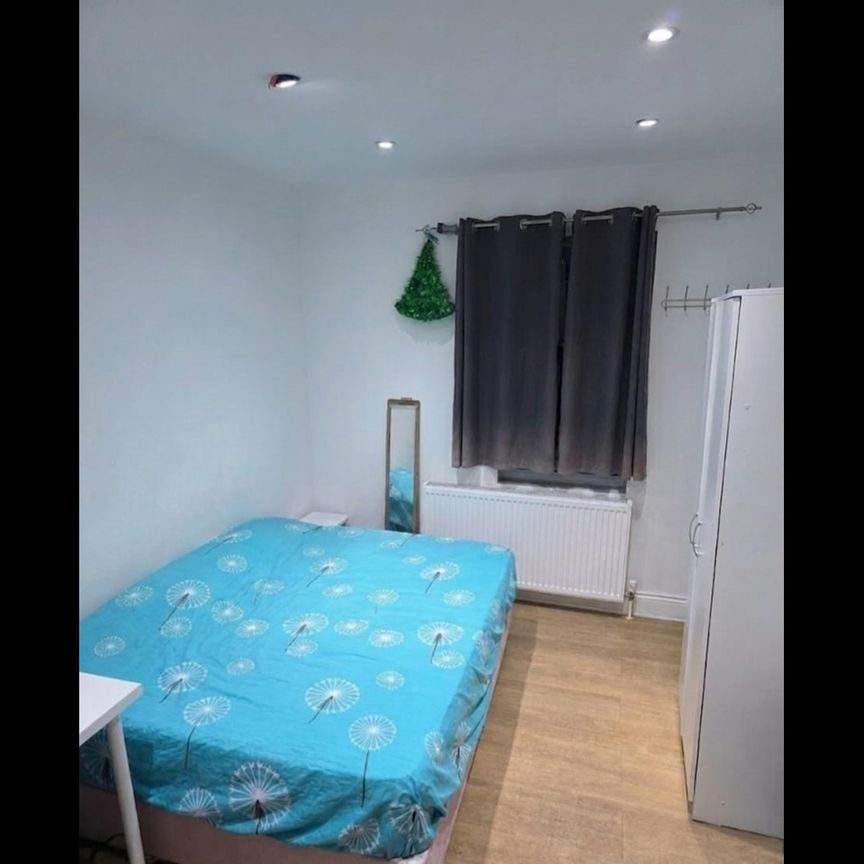 5 Bed Terraced House, Grove Road, E17 - Photo 1