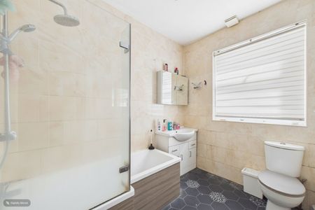 4 bedroom Flat in Farnborough Road, Farnborough - Photo 2