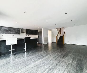 Chingford Avenue, Farnborough, Hampshire, GU14 - Photo 2